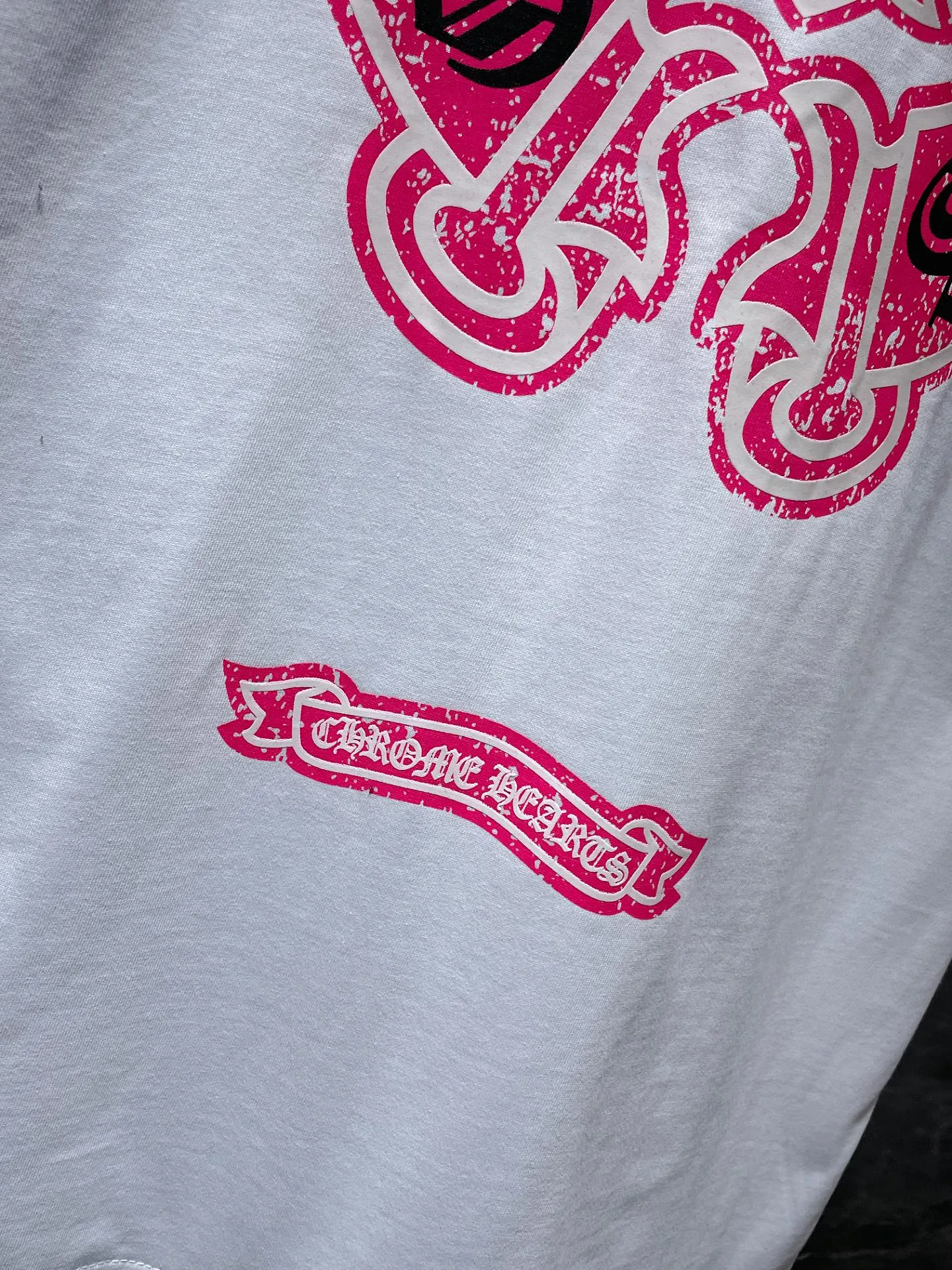 P144 New Chrome Hearts 25ss luminous version for summer! High-weight, environmentally friendly and high-quality top-quality fabric 260g~270g Crow distressed cross luminous short-sleeves. Counter synchronization. Re-engraved version 1:1. Recommended color: black, white. Size: S, M, L, XL.
